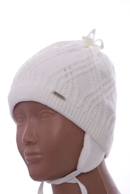 Шапка в'язка для дівчинки на трикотажі Стразик молочний