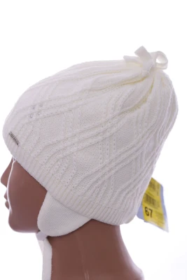 Шапка в'язка для дівчинки на трикотажі Стразик молочний