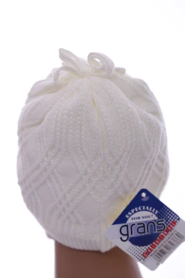 Шапка в'язка для дівчинки на трикотажі Стразик молочний