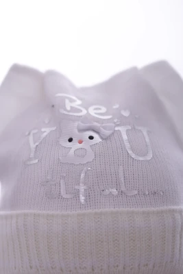 Шапка в'язка для дівчинки на трикотажі Кішечка молочна