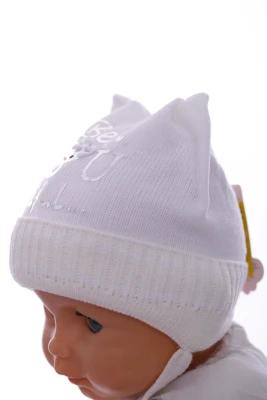 Шапка в'язка для дівчинки на трикотажі Кішечка молочна