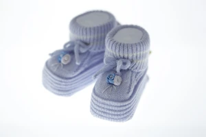 Пінетки в'язані для хлопчика з трояндочкою блакитною