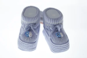 Пінетки в'язані для хлопчика з трояндочкою блакитною