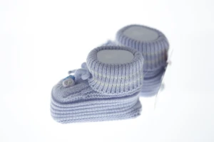 Пінетки в'язані для хлопчика з трояндочкою блакитною