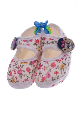 Пінетки для дівчинки на липучці з рожеві квіти.