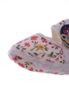 Пінетки для дівчинки на липучці з рожеві квіти.