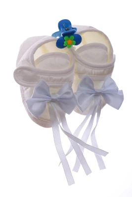 Пінетки та шапка для хлопчика трикотажні з блакитним бантом.