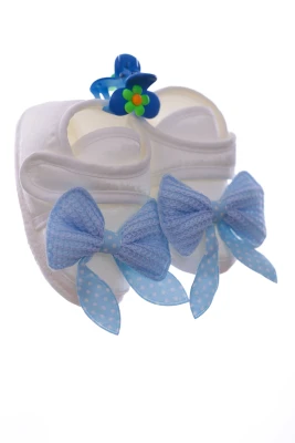 Пінетки та шапка для хлопчика трикотажні з блакитним бантиком.