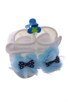 Пінетки та шапка для хлопчика трикотажна з блакитним бантом.