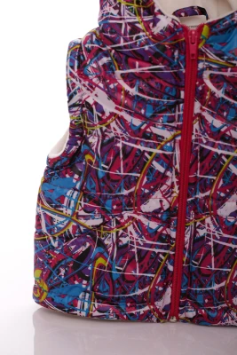 Жилетка на флісі з кишенями та капюшоном Babykroha з принтом павутинки малинова