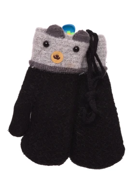 Перчатки в'язка на траві з чорними вушками