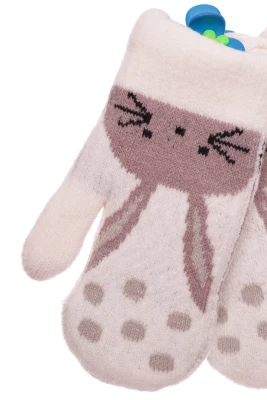 Рукавички для дівчинки в'язка на траві з зайчиком у горох білі