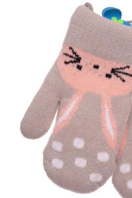 Рукавички для дівчинки в'язка на траві з зайчиком у горох сірі