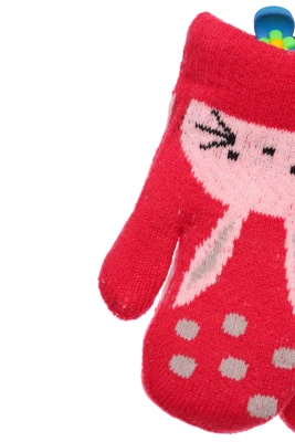 Рукавички в'язка на траві з зайчиком у горох червоні