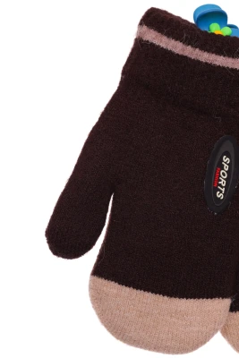 Перчатки для хлопчика в'язка на траві темно-коричневі