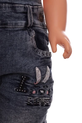 Джинсовий комбінезон для дівчинки на траві з зайчиком синій