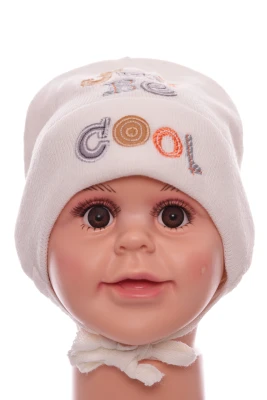 Шапка вязка на трикотаже для мальчика Just be cool молочная